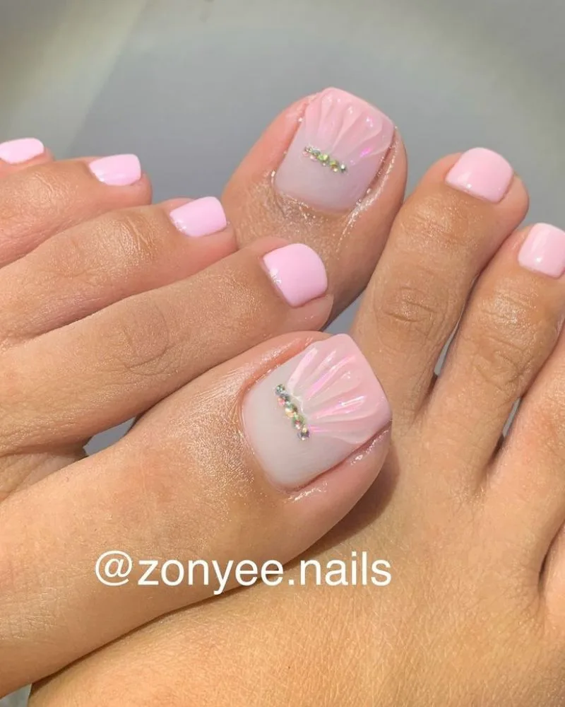 Pédicure rose nude avec coquillages 3D nacrés, ambiance plage et vacances