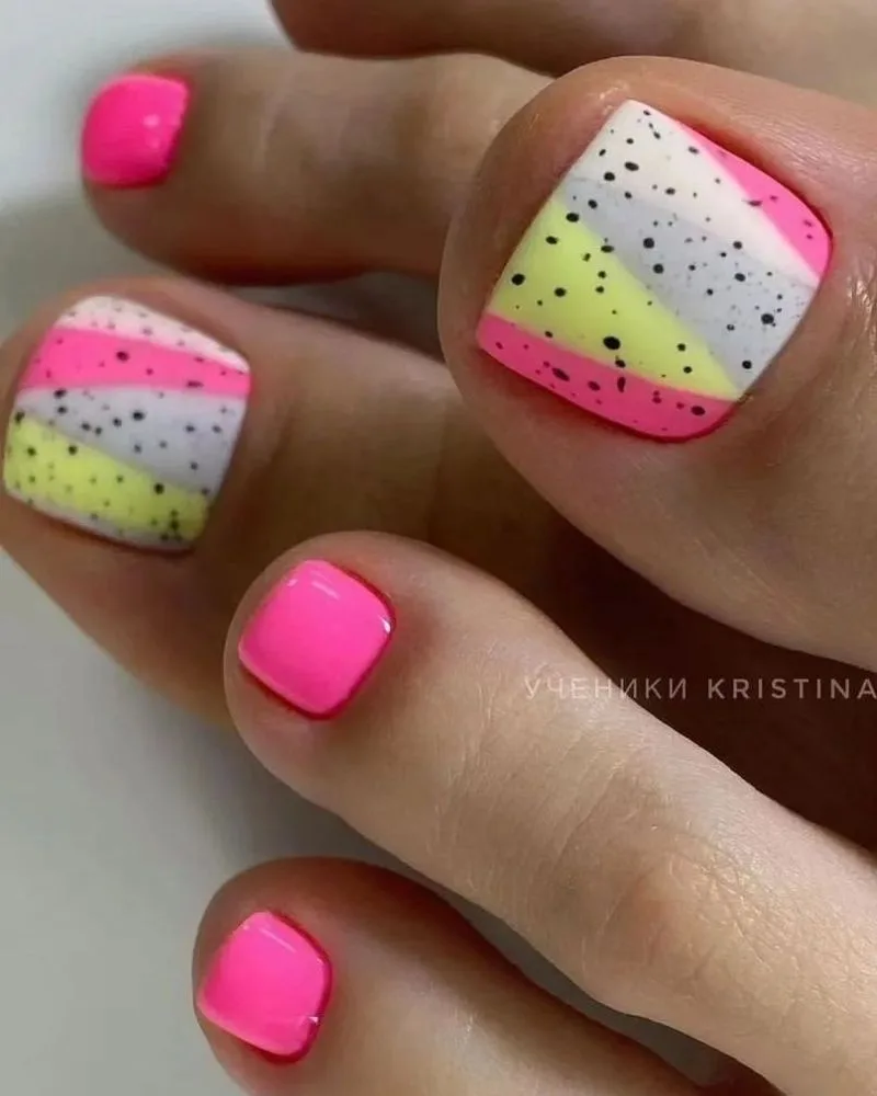 Pédicure rose vif avec base pâle et pois noirs façon fruit du dragon