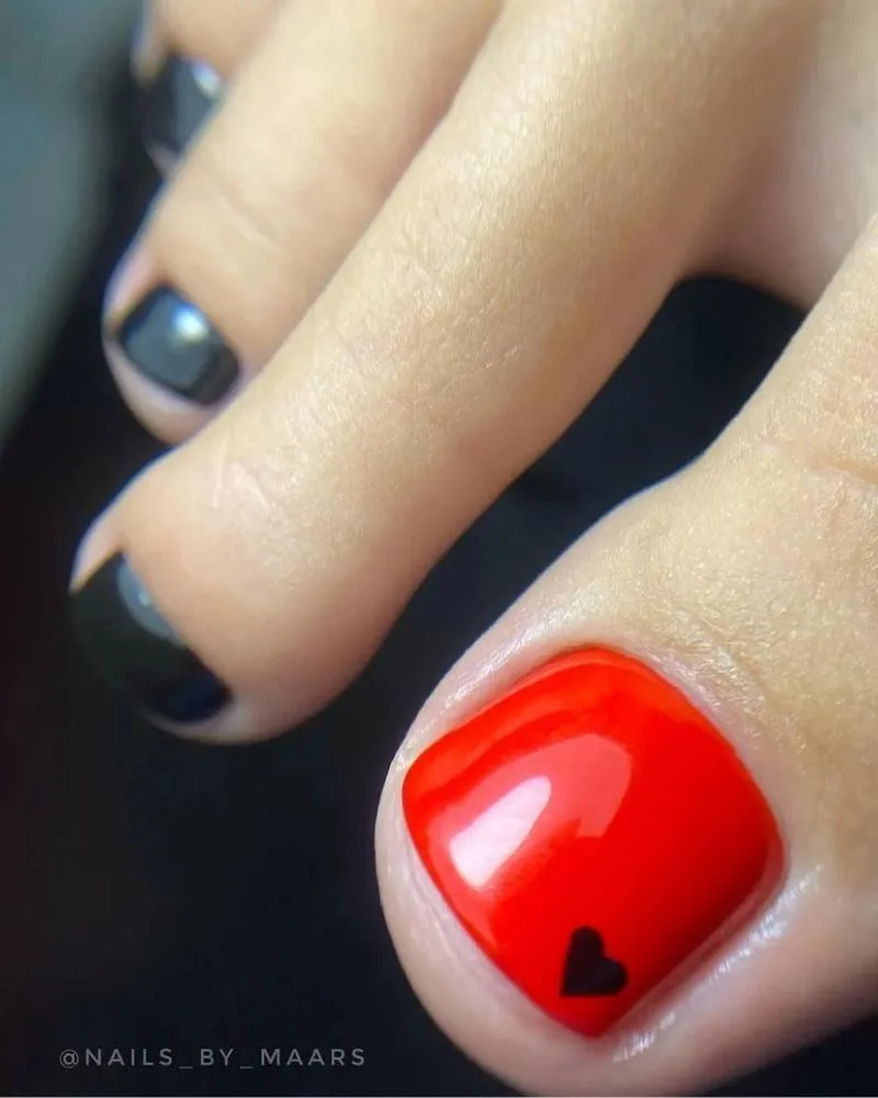 Pédicure simple rouge et gris avec petit cœur, nail art facile à recréer
