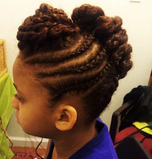 Petite fille aux cheveux afro avec cornrows latérales et bantu knots