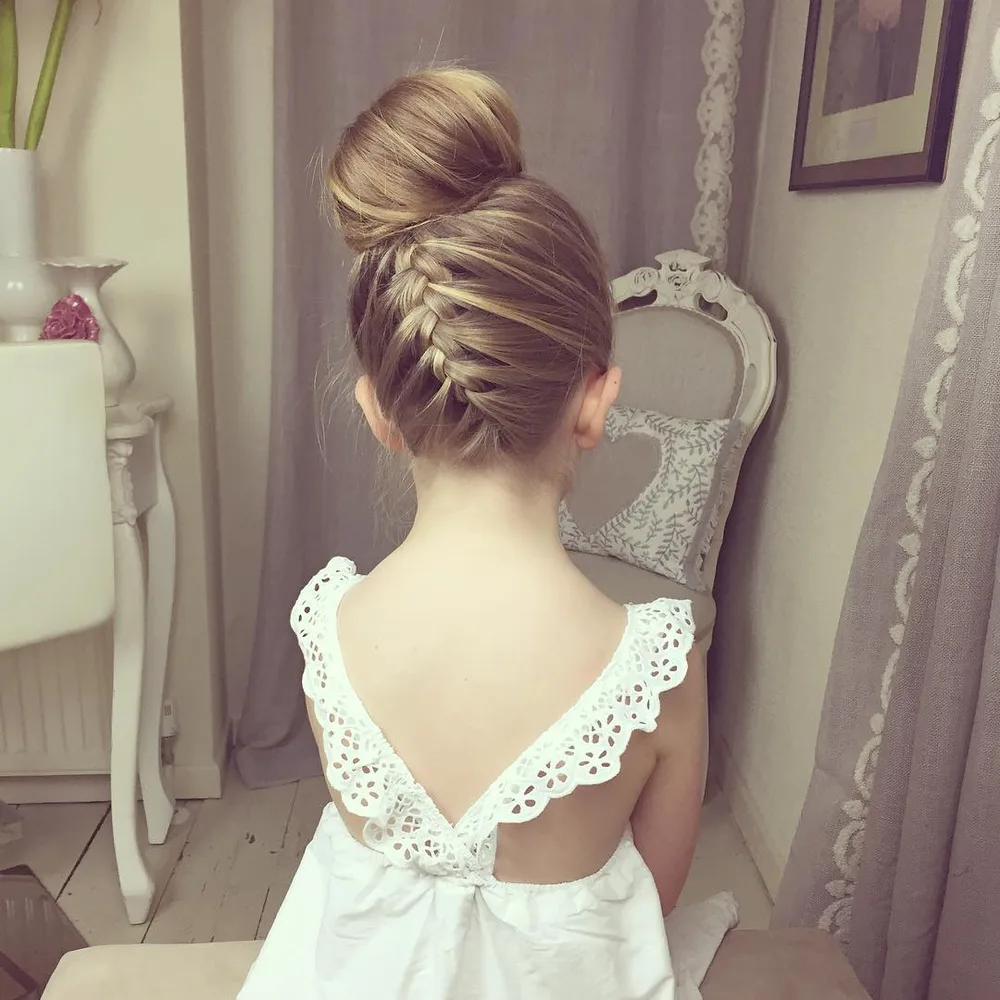 Petite fille avec chignon ballerine haut et tresse remontant dans le dos