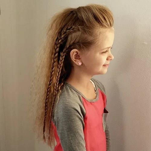 Petite fille avec demi-attache, léger crêpage et tresses fines sur le côté