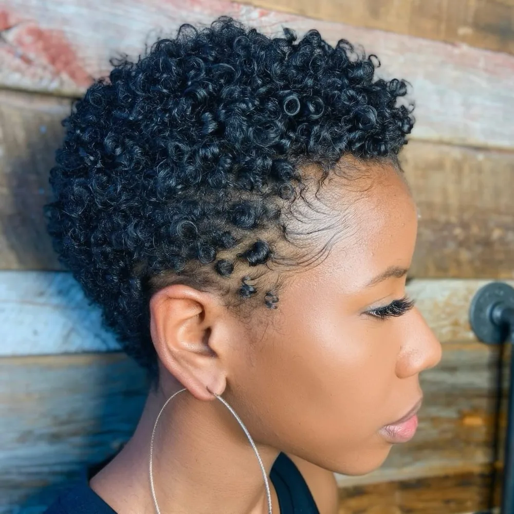 Pixie afro bouclé court qui fait ressortir les coils naturels