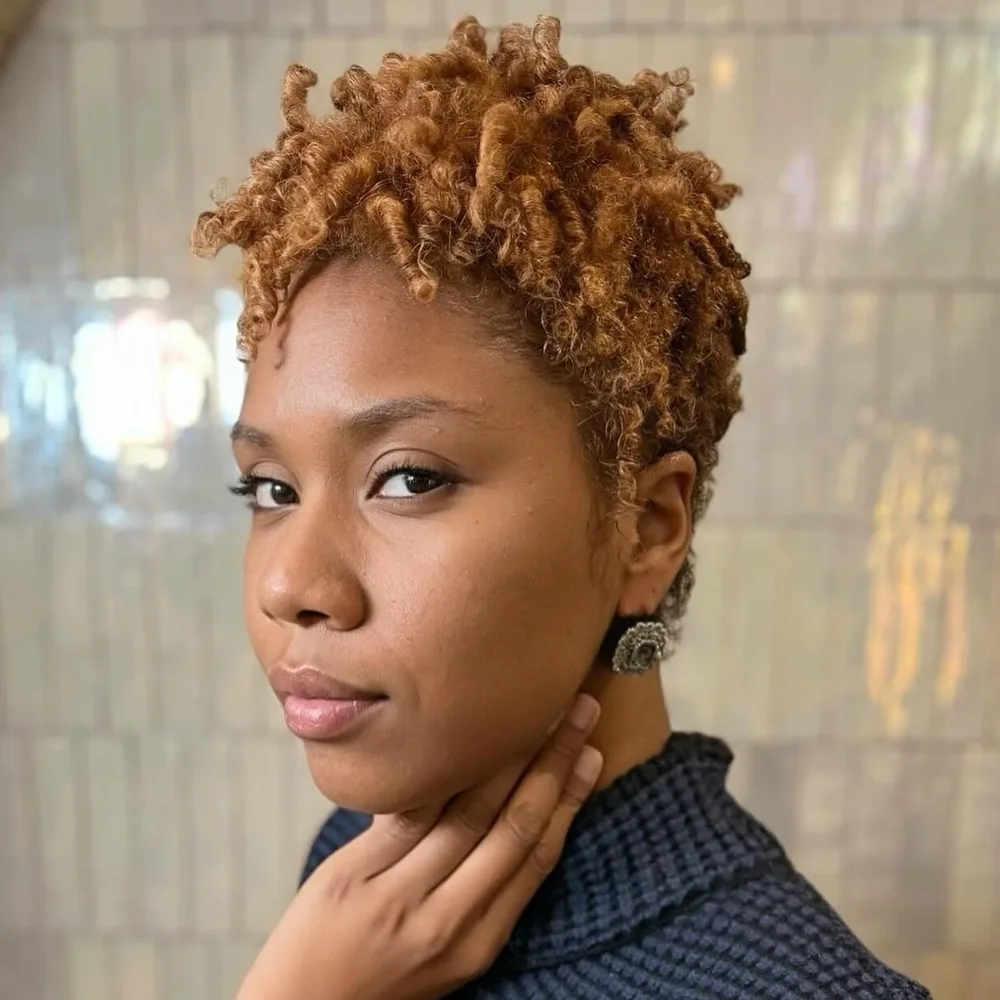 Pixie afro court aux finger curls cuivrés bien formés sur cheveux naturels
