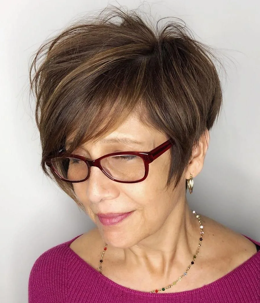 Pixie asymétrique long avec longue mèche sur le côté, cheveux fins