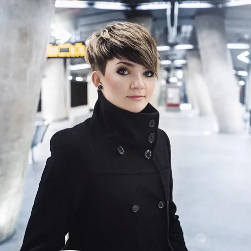 Pixie asymétrique texturé et moderne adoucissant un visage carré