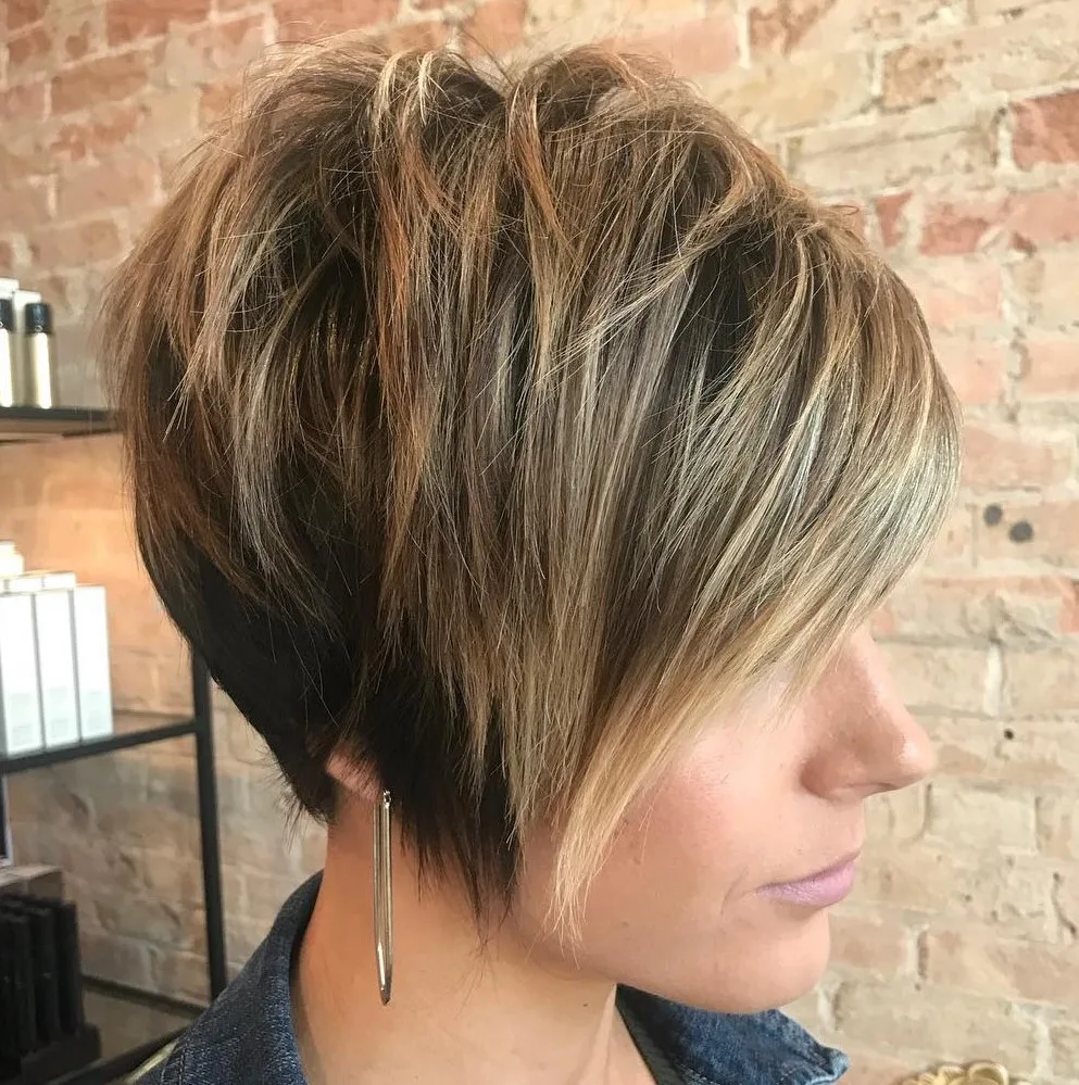 Pixie avec longue frange balayée encadrant le visage
