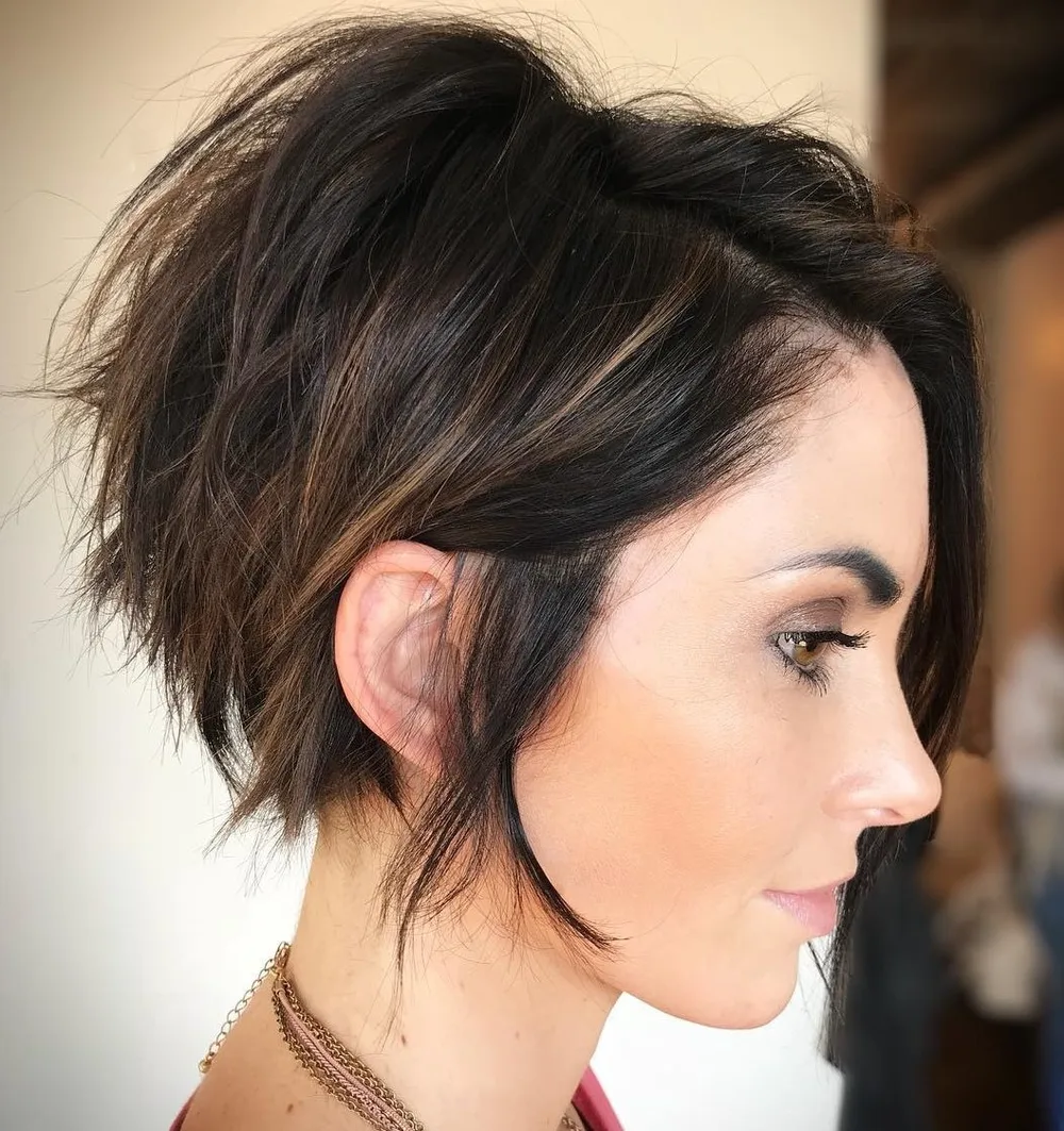 Pixie bob effilé au rasoir coiffé décoiffé plein de texture