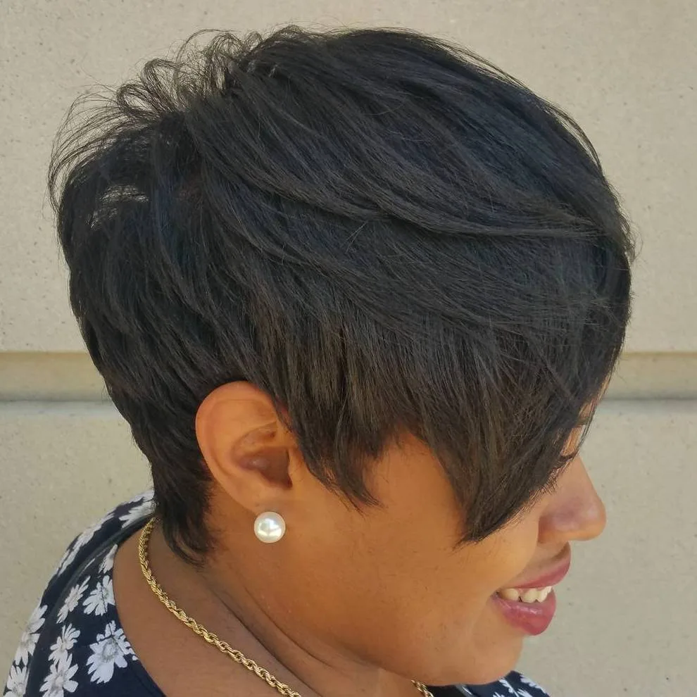 Pixie bob noir razor-cut aux longues couches et frange, femme noire