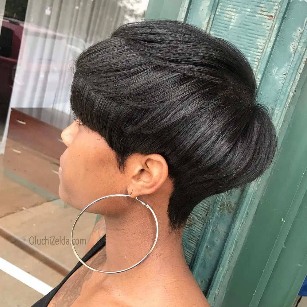 Pixie bob noir stacké lisse et brillant à nuque graduée, femme noire