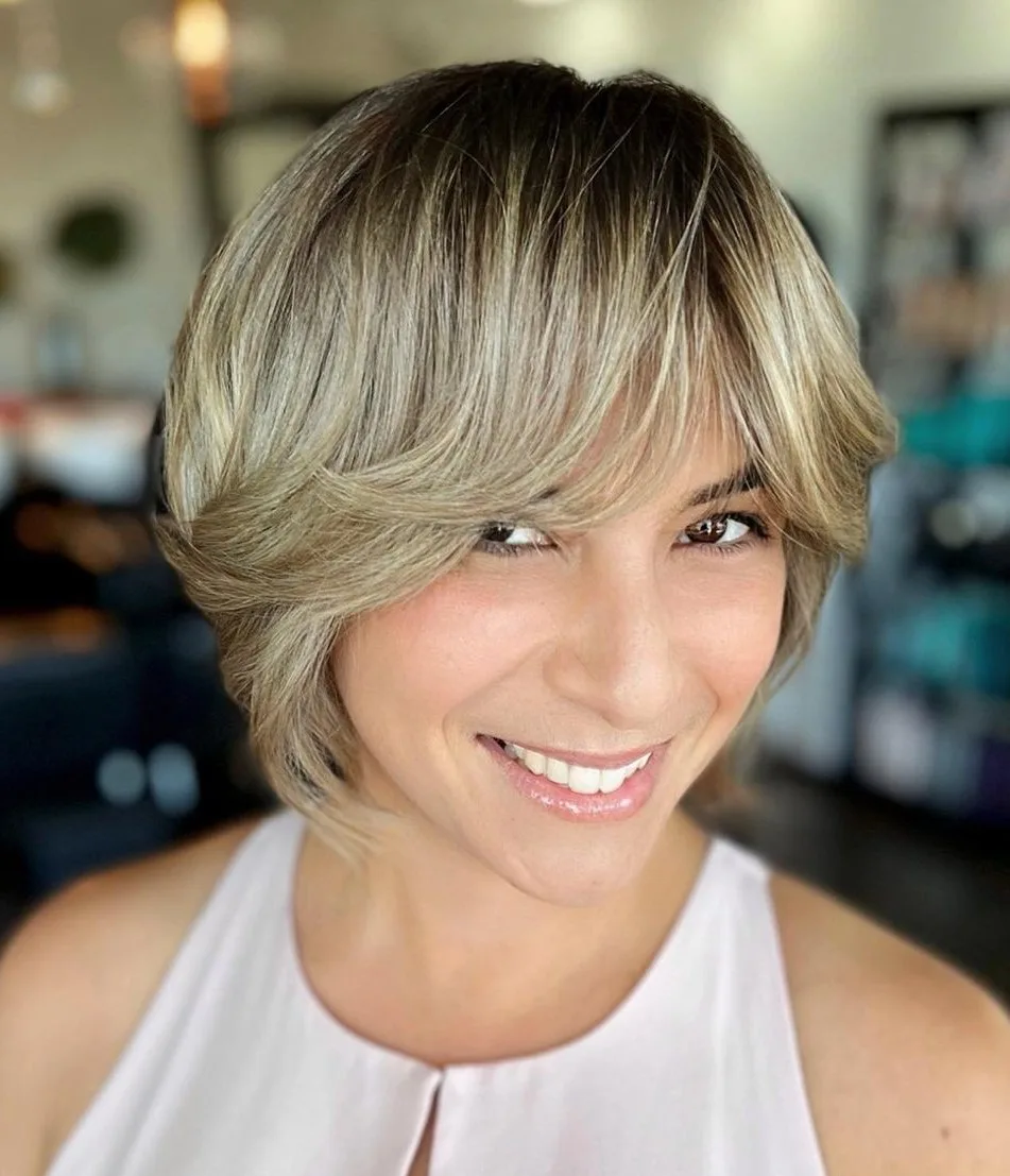 Pixie bob wedge blond avec longue frange et shadow root