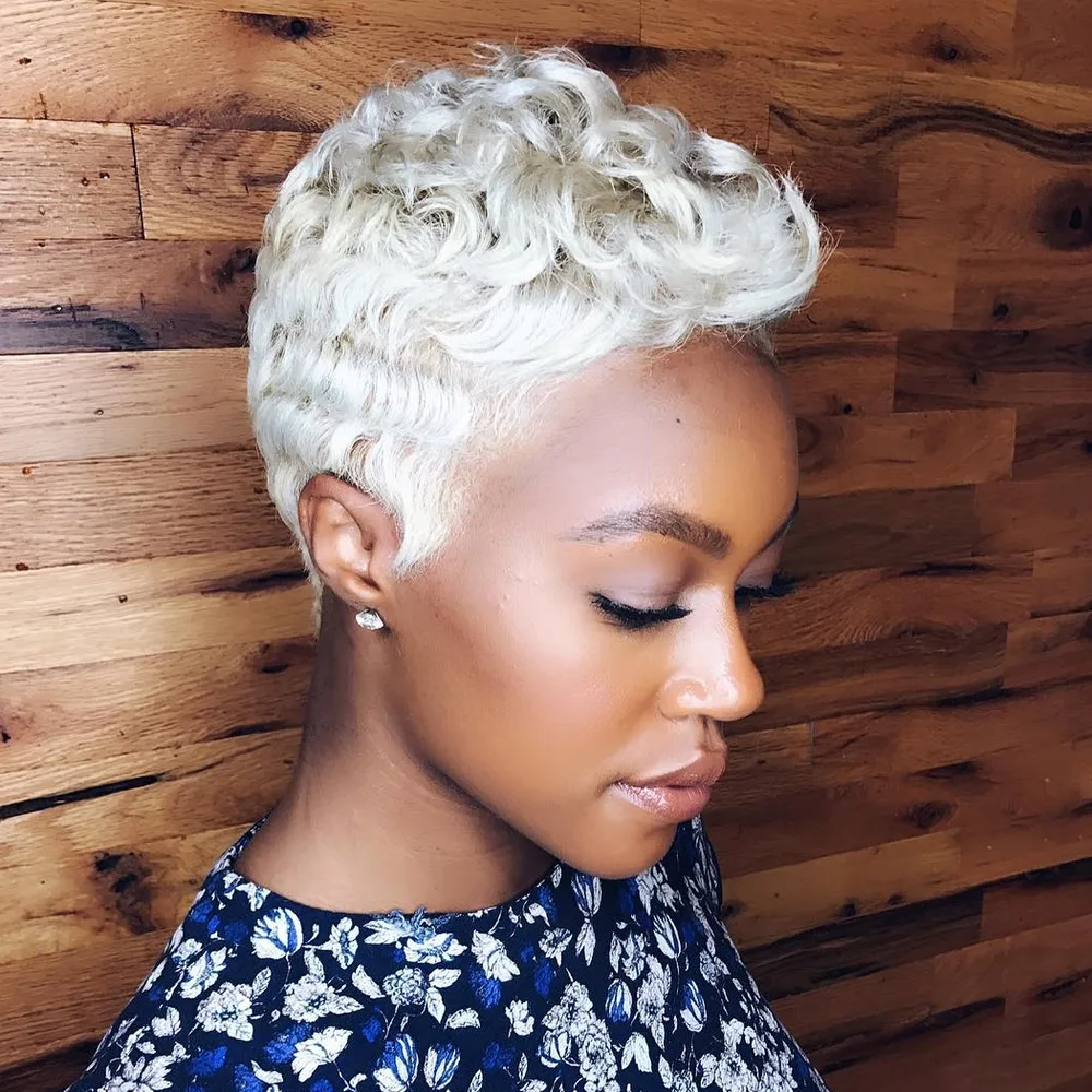 Pixie bouclé décoloré platine sur peau foncée, femme noire