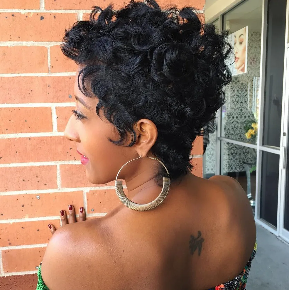 Pixie bouclé ébouriffé femme noire aux coils volumineux et spiralés