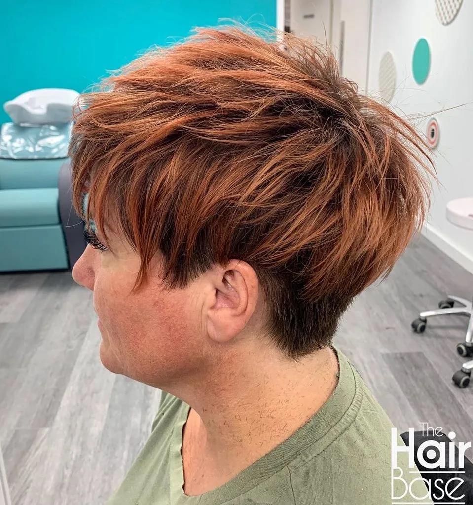 Pixie choppy avec undercut sur les côtés, cheveux fins