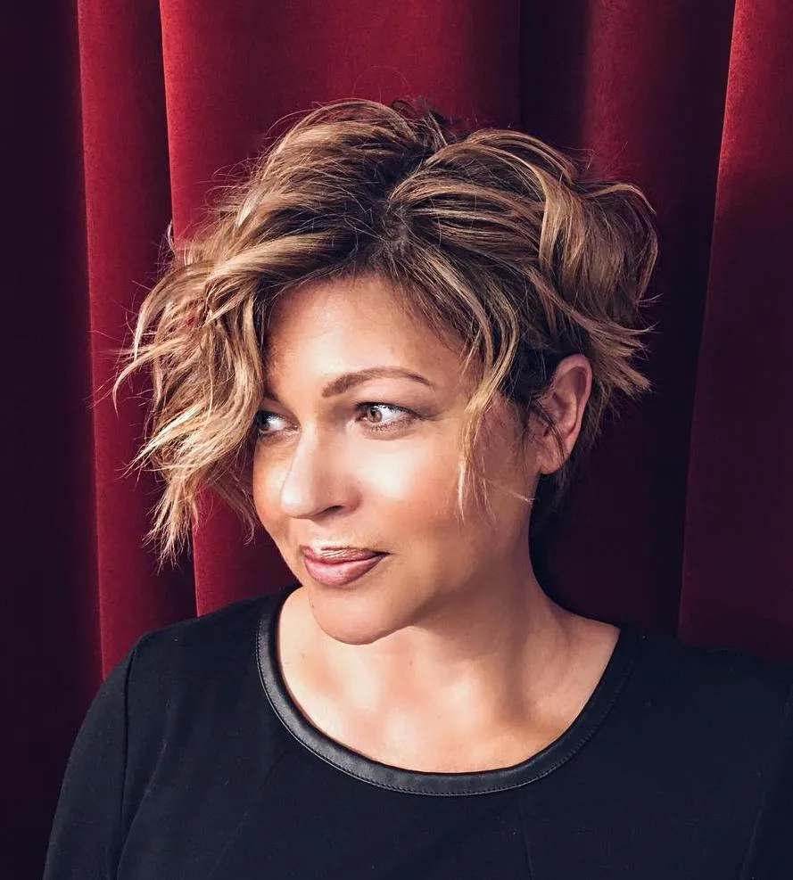 Pixie choppy blond ondulé et décoiffé qui adoucit une mâchoire carrée