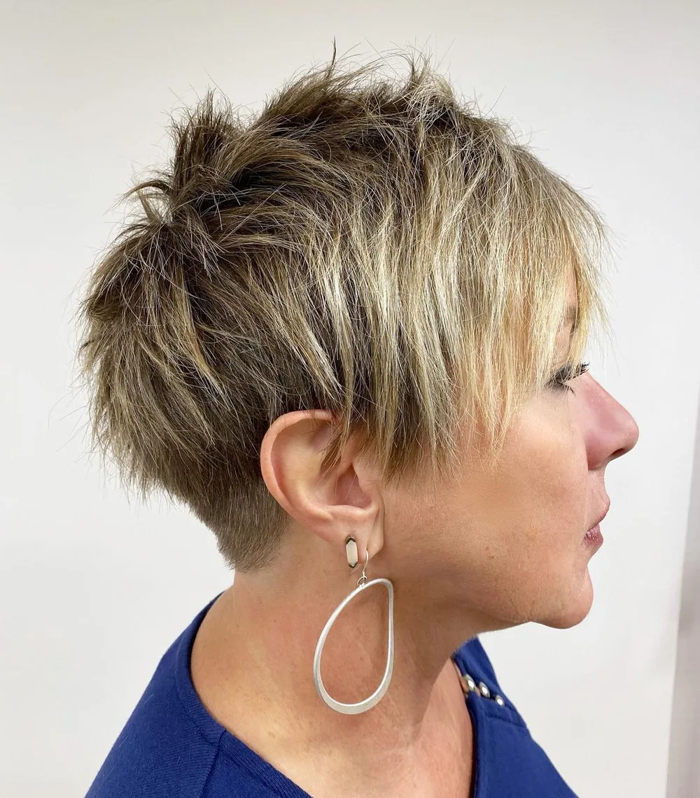 Pixie choppy spiky avec undercut à la nuque et mèches