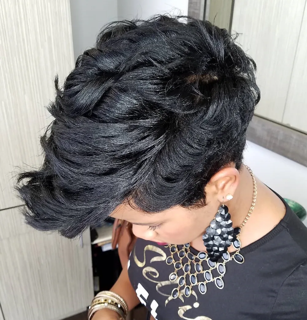Pixie choppy texturé et volumineux sur cheveux épais, femme noire