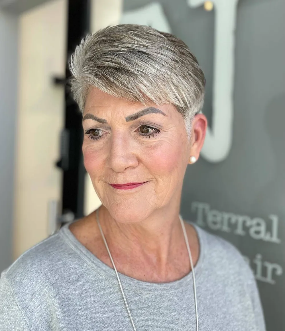 Pixie court argenté poivre et sel assumé sur cheveux épais