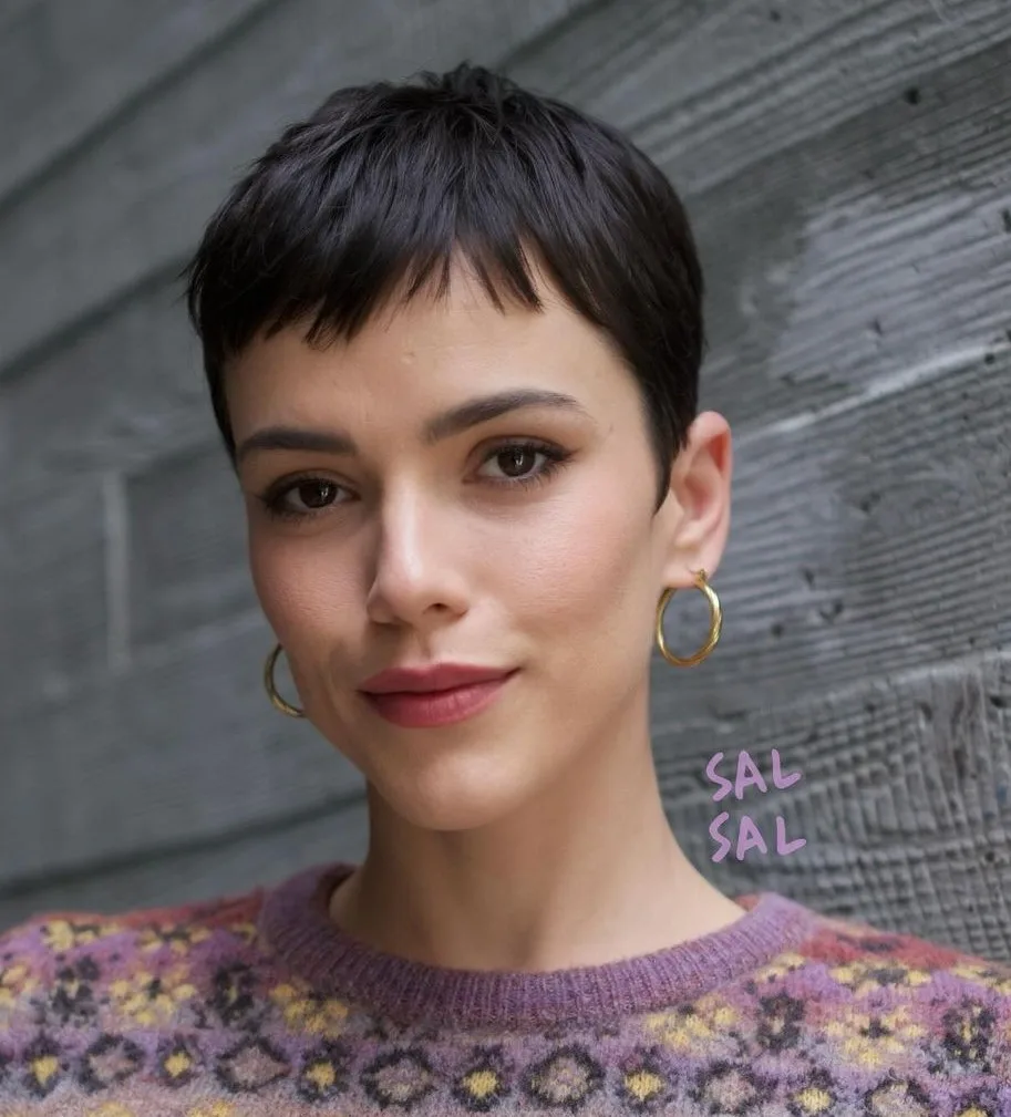 Pixie court brun texturisé aux pointes spiky