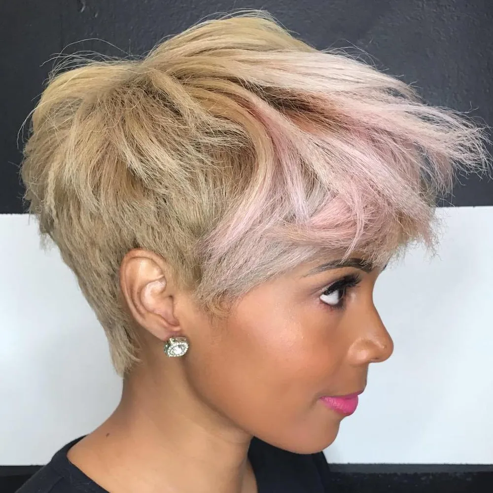Pixie court femme noire blond avec frange pastel rose et côtés dégradés