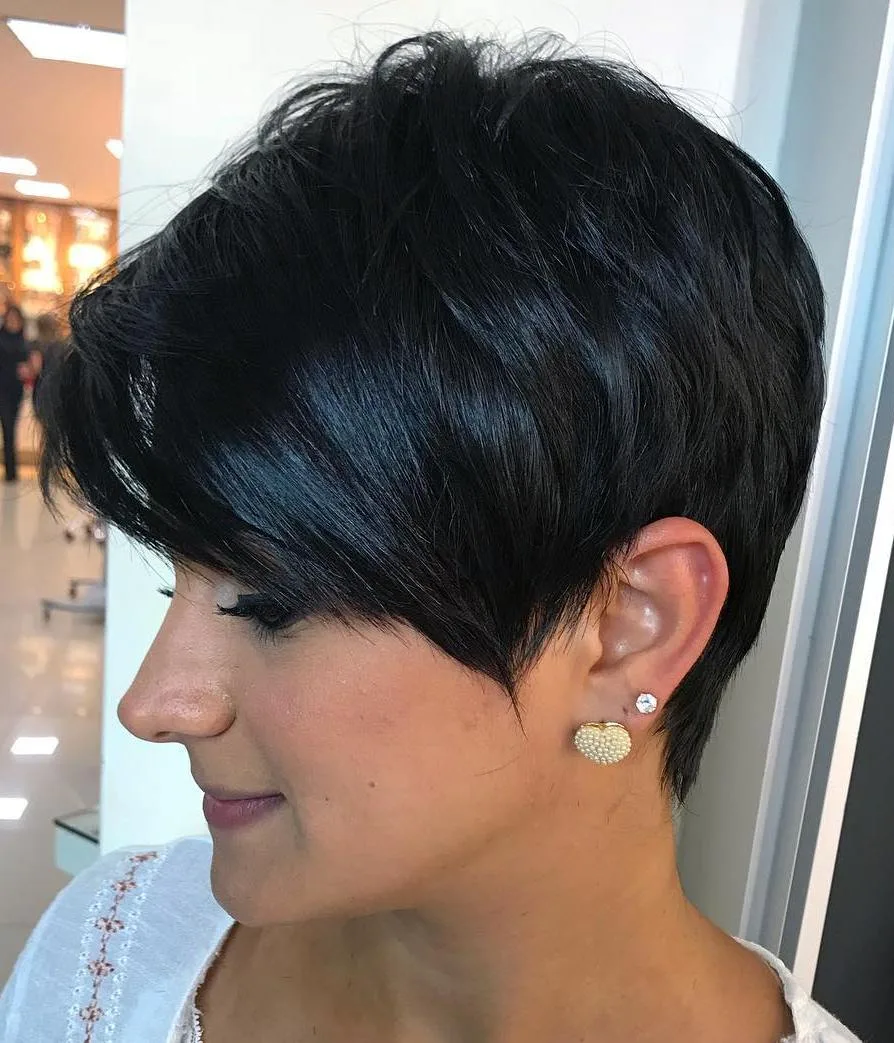 Pixie noir choppy avec frange balayée sur le côté