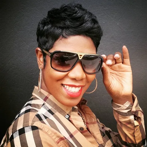 Pixie ondulé noir de jais sur cheveux épais, femme noire avec lunettes