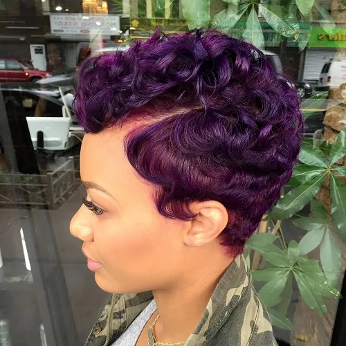 Pixie ondulé violet foncé aux boucles souples sur femme noire