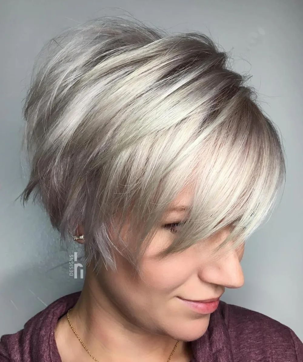 Pixie platine argenté choppy avec couches et volume sur le dessus
