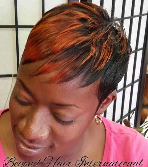 Pixie plumeté femme noire avec mèches mandarine et balayage cuivré