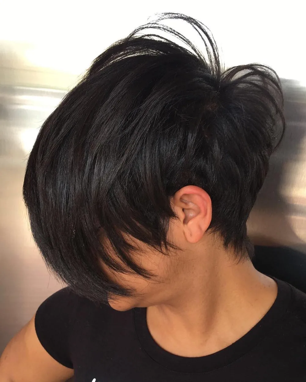 Pixie tapered femme noire avec longue frange effilée et côtés dégradés