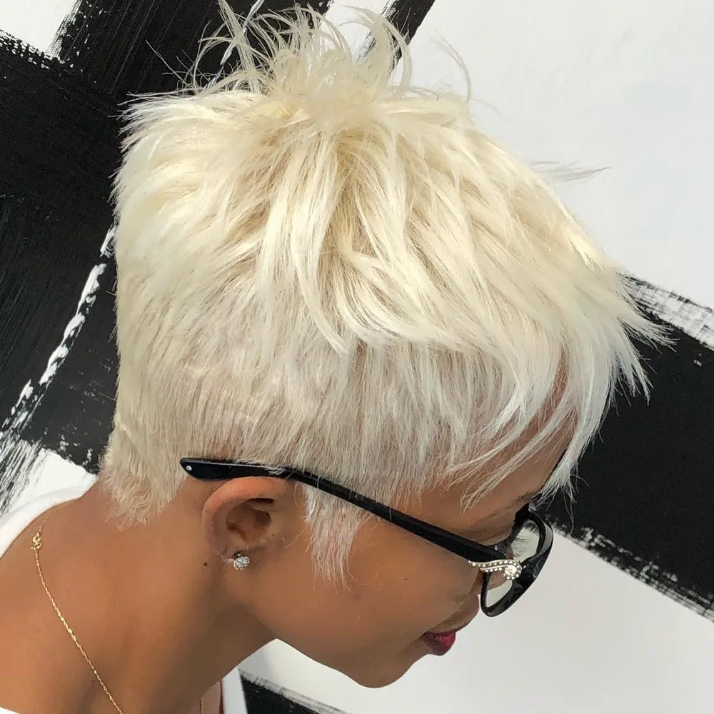 Pixie tapered wispy blanc platine aux couches effilées, femme noire