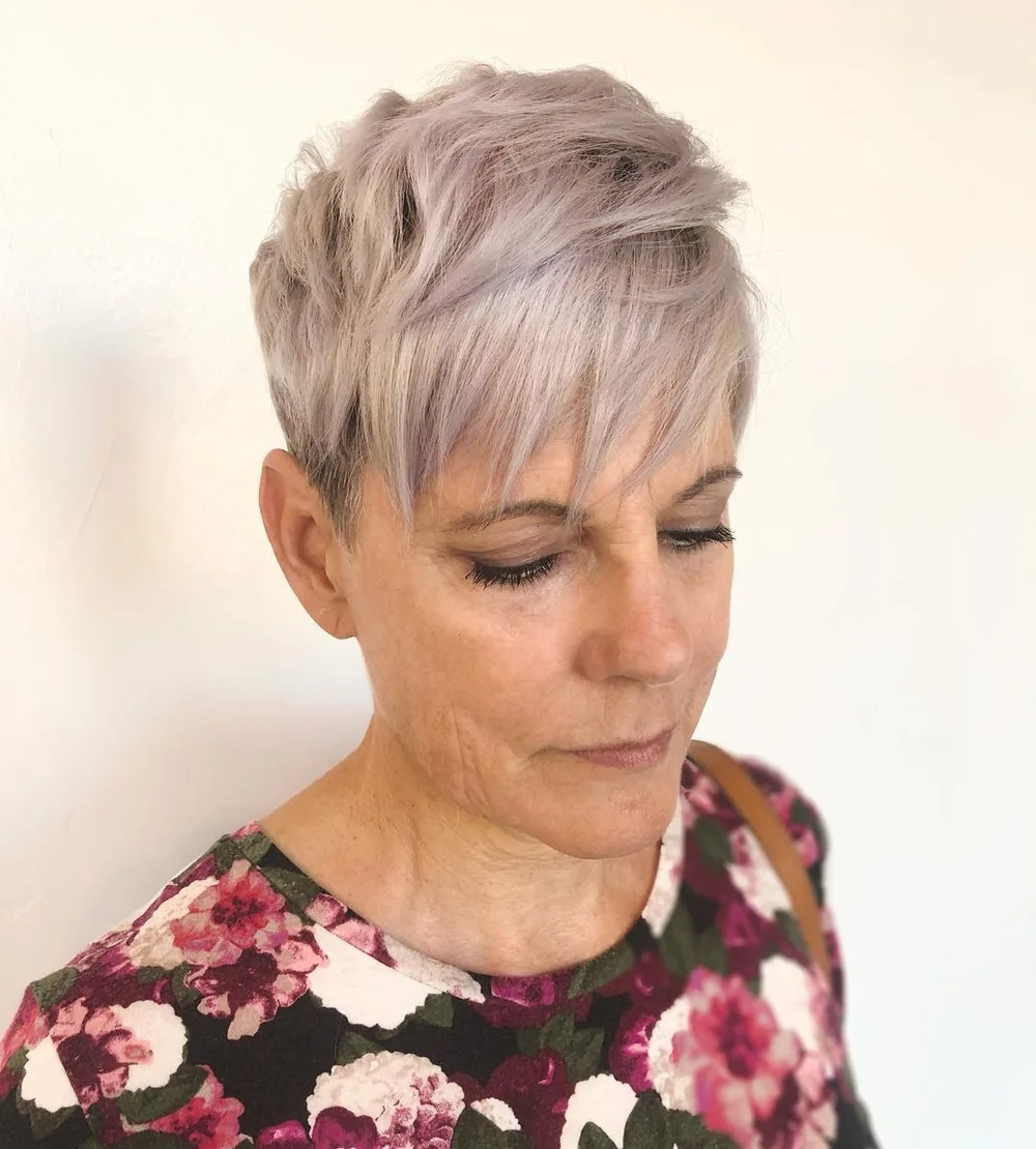 Pixie texturisé aux reflets lavande froids et couches au rasoir