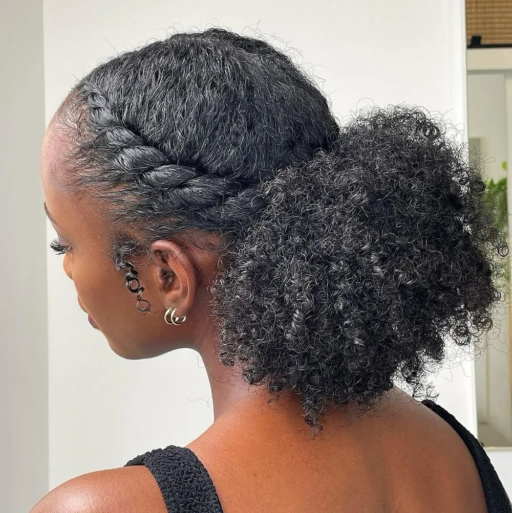 Queue de cheval afro avec torsades à l'avant et puff volumineux à l'arrière