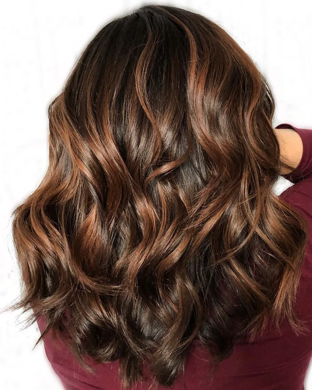 Reflets caramel-cannelle glossy sur châtain moyen, longueurs brillantes
