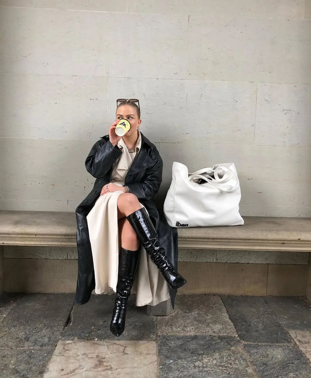 Robe chemise portée avec des bottes vernies et un trench en cuir