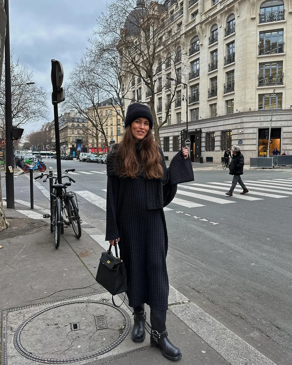 Robe en maille câblée portée avec des bottes biker et un bonnet