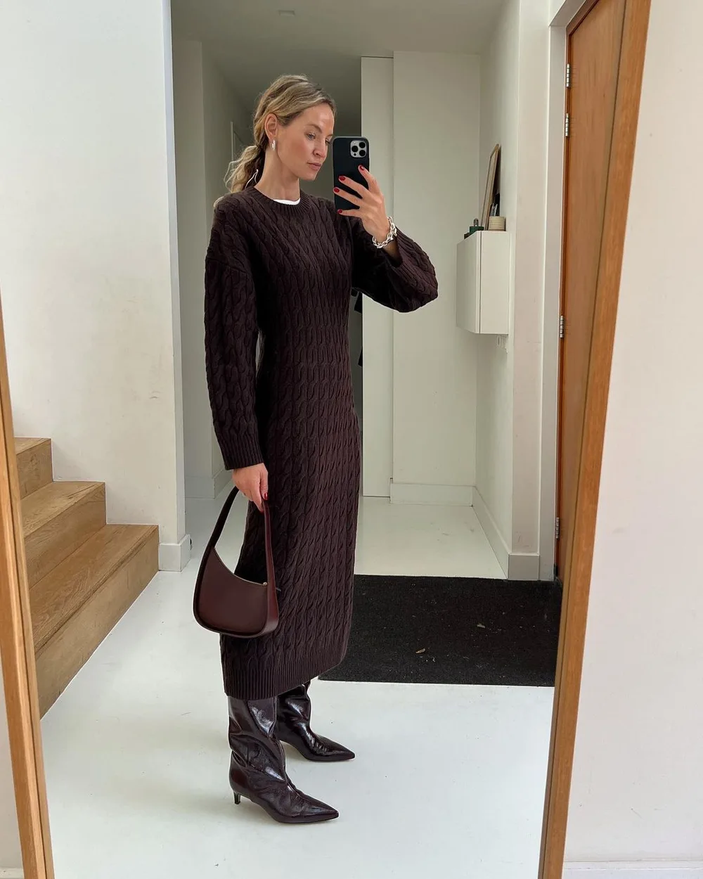 Robe en maille marron portée avec des bottes vernies assorties