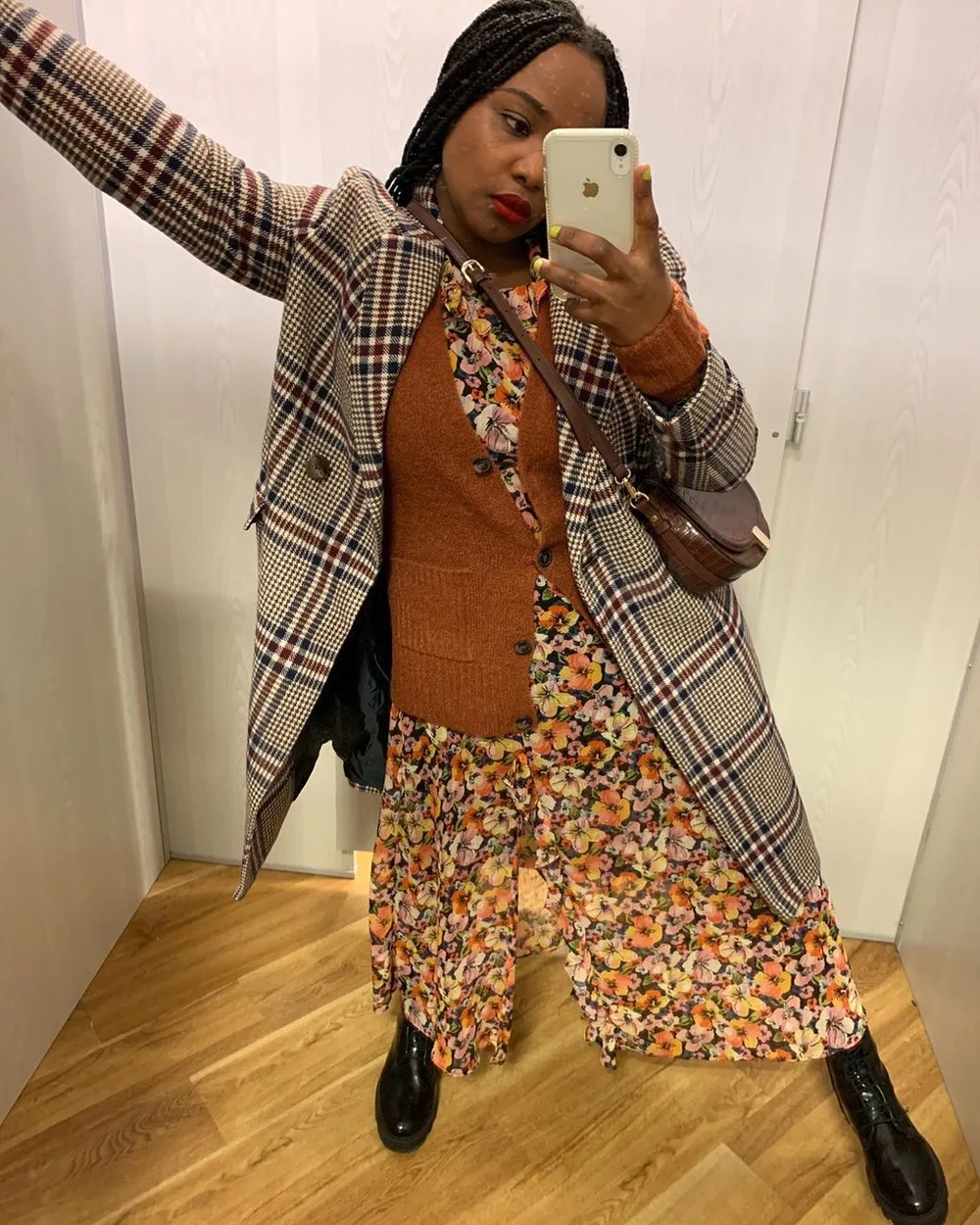 Robe fleurie portée avec des bottines et un manteau à carreaux