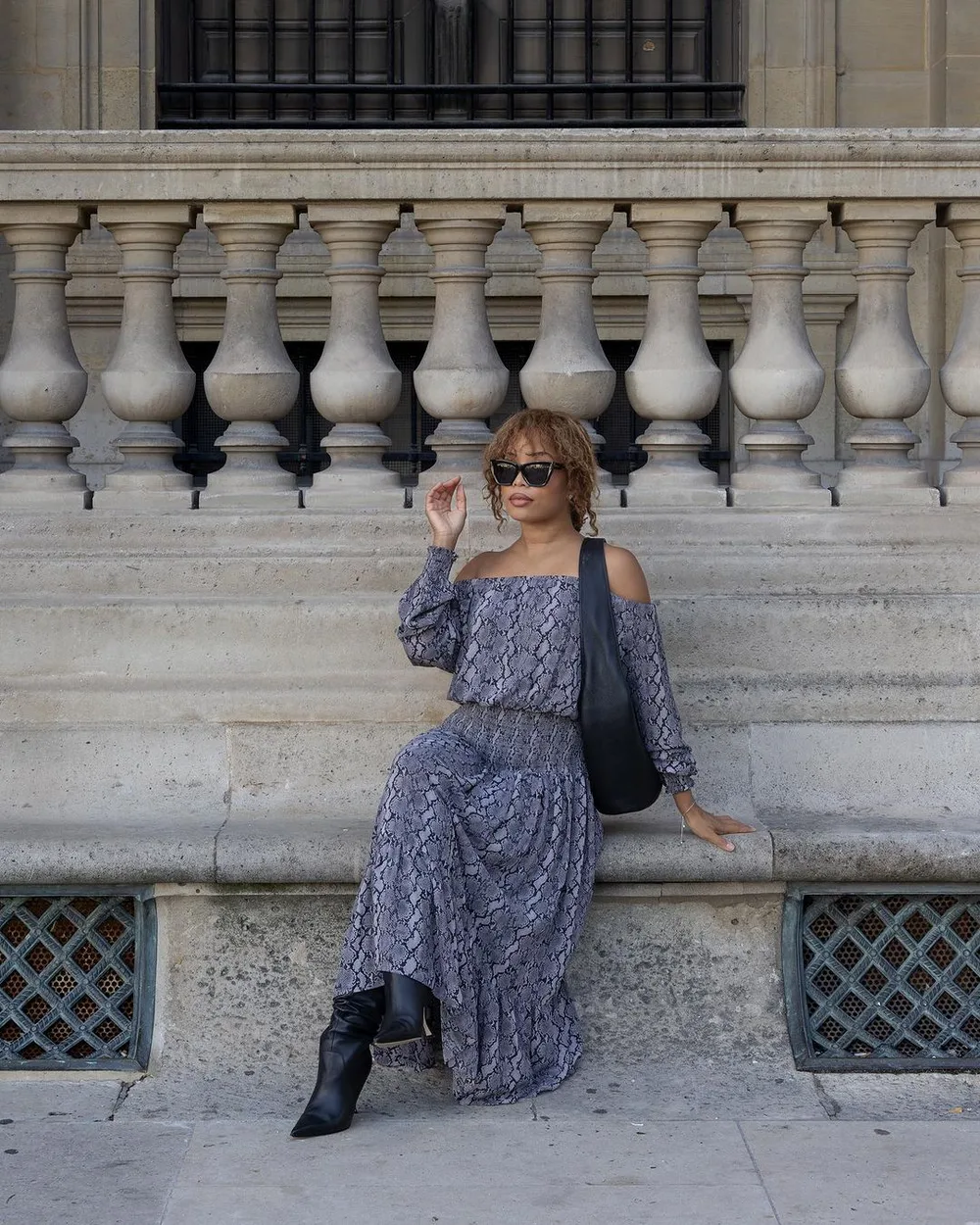 Robe midi imprimé animal portée avec des bottes slouchy