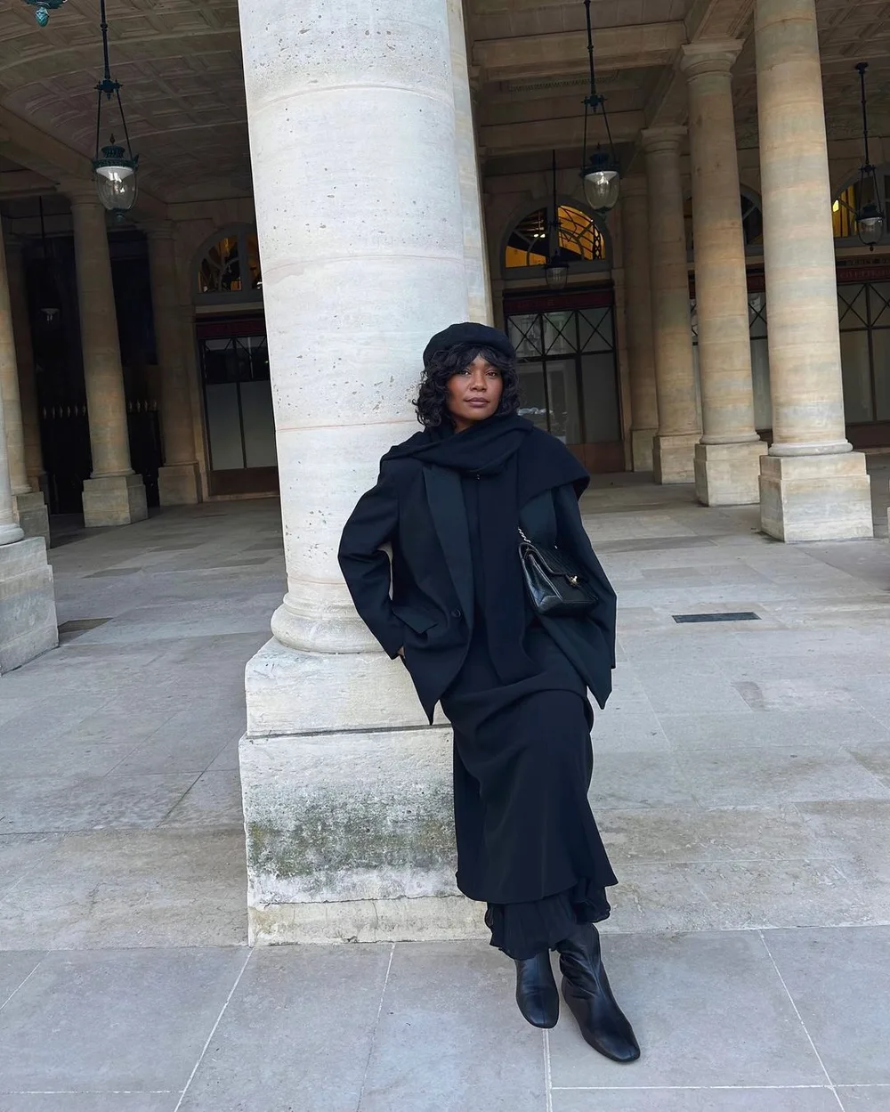 Robe noire portée avec des bottines et une écharpe, total look noir