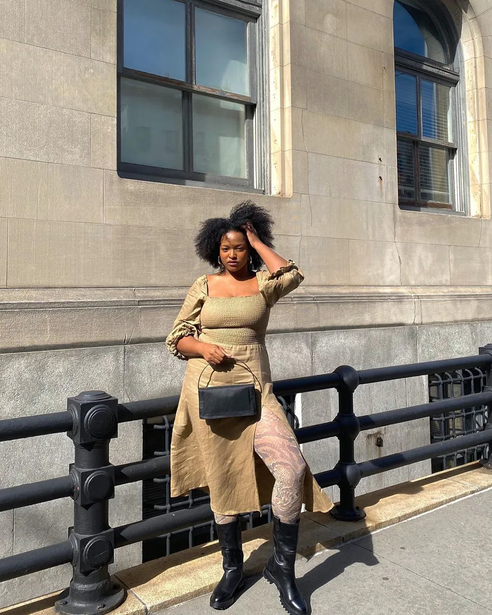 Robe nude portée avec des collants imprimés, des bottes et un trench