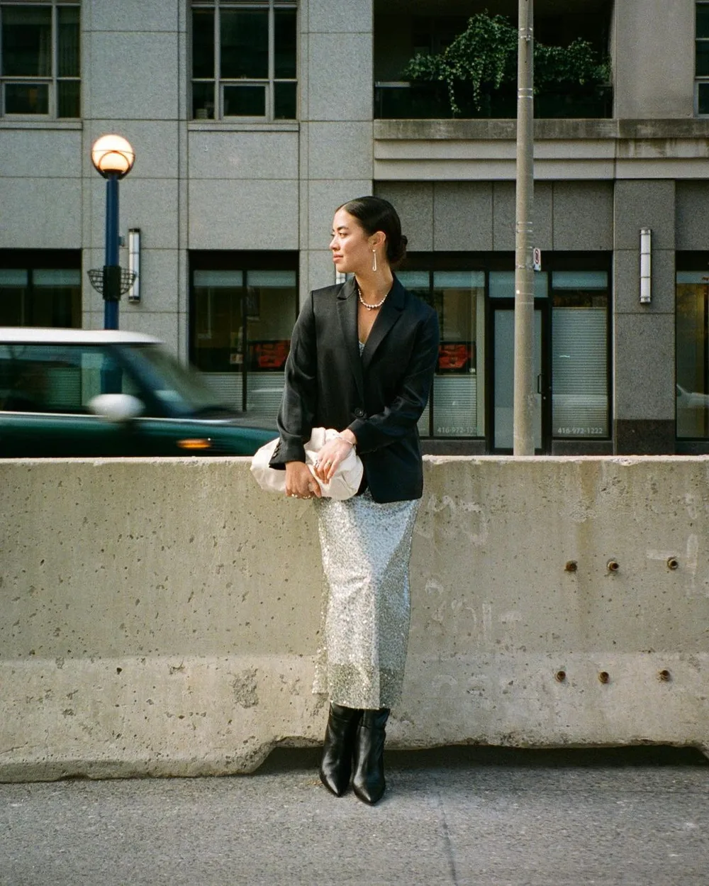 Robe pailletée portée avec un blazer et des bottes hautes
