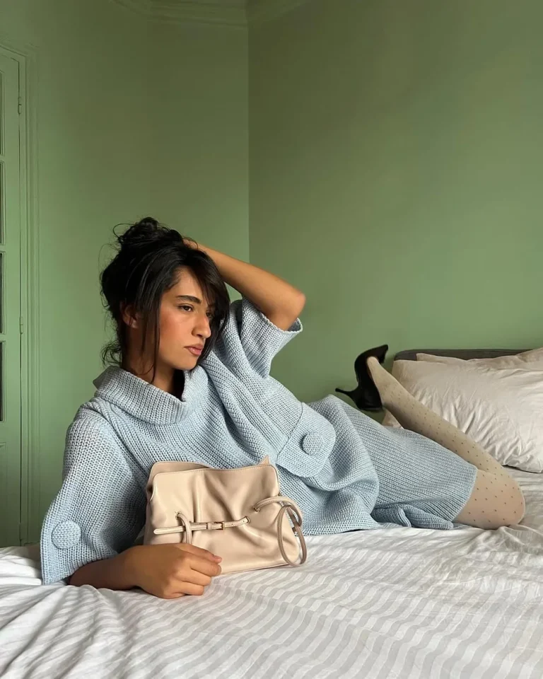 Robe pull bleu ciel portée avec des collants