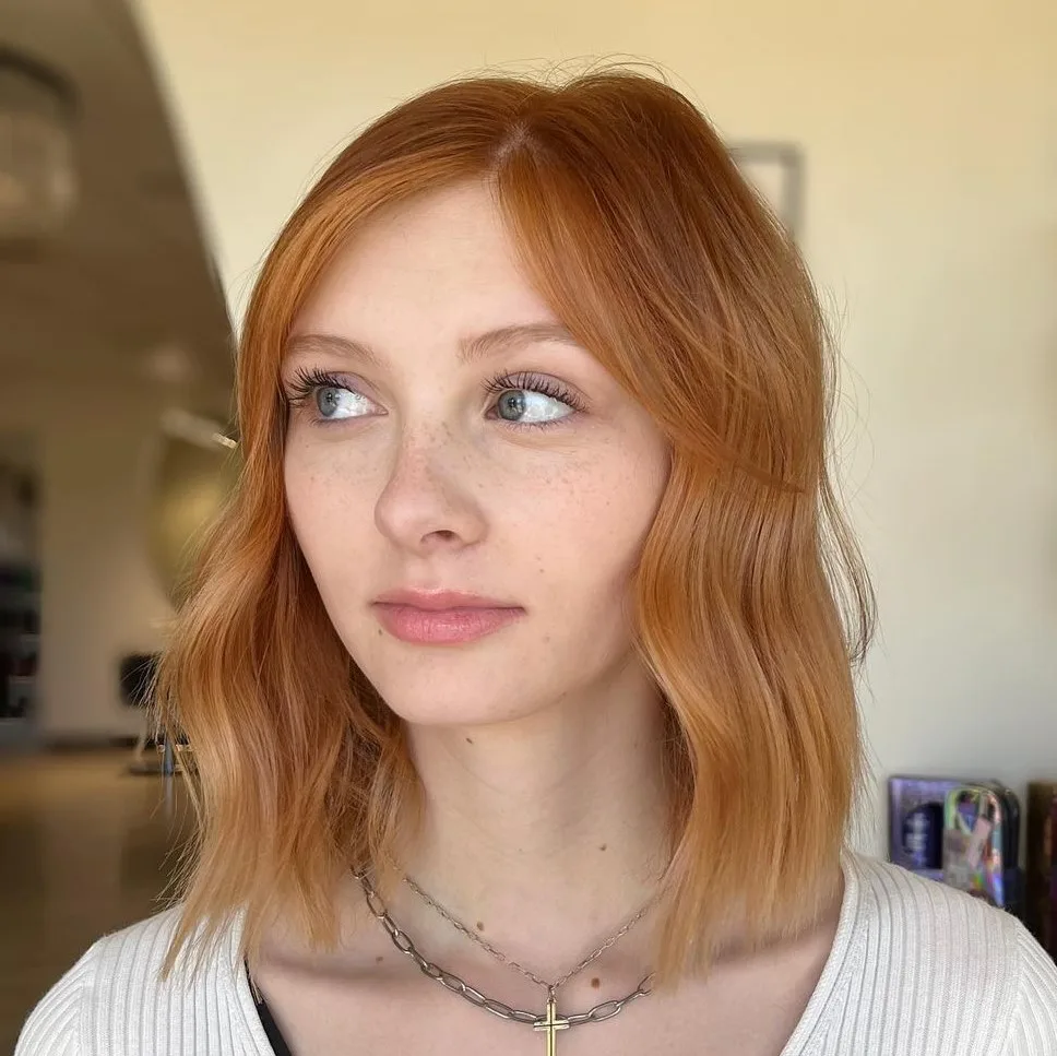 Roux fraise ginger naturel sur peau claire, cheveux ondulés