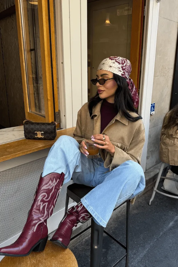 Santiags bordeaux portées avec un jean clair et un foulard