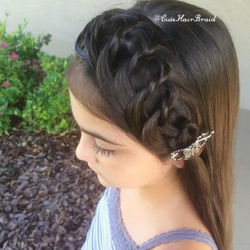 Serre-tête composé de nœuds carrés et de boucles avec barrette sur cheveux longs