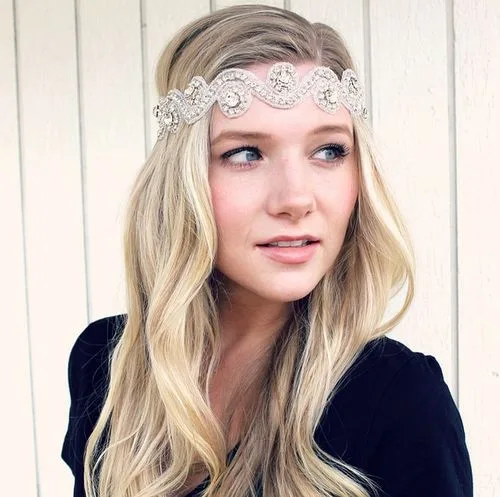 Serre-tête en dentelle et perles façon années 20 sur cheveux longs blonds ondulés