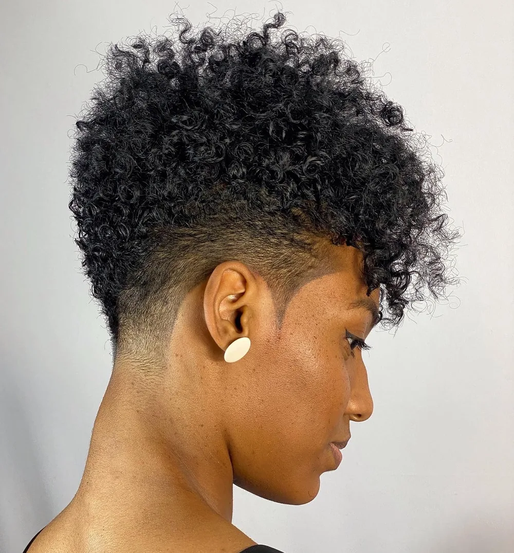 Tapered fro avec nuque et côtés dégradés et volume sur le dessus, cheveux afro