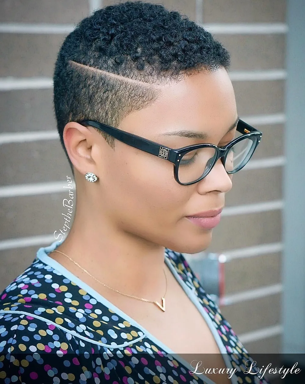 Teeny weeny afro TWA très court avec raie rasée sur cheveux naturels