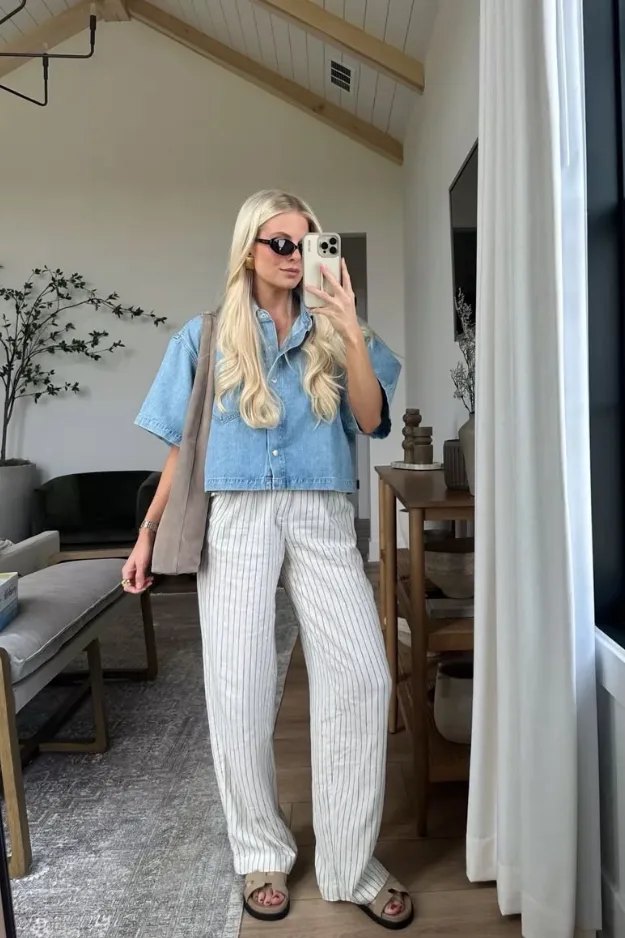 Tenue chemise en jean clair avec pantalon large blanc rayé et lunettes de soleil